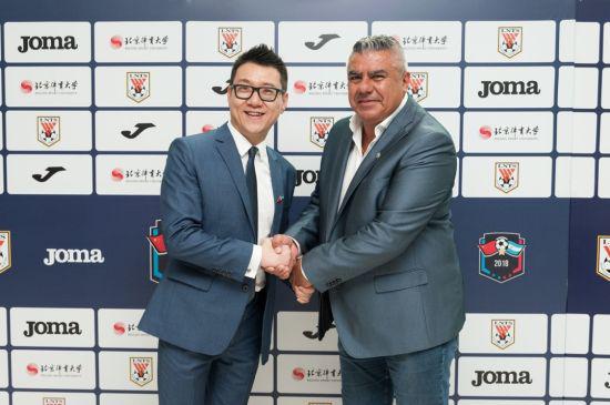刘奕与阿根廷足协主席塔皮亚共同参加中阿足球合作计划启动仪式